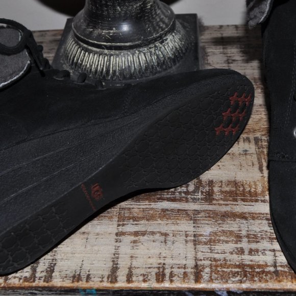 Waterproof Leather UGG Boots Gently Used - Picture 5 of 5